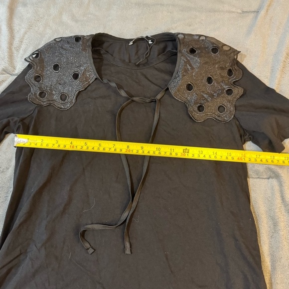 Zara Black Short Sleeve Tee

#1051 - Picture 2 of 5